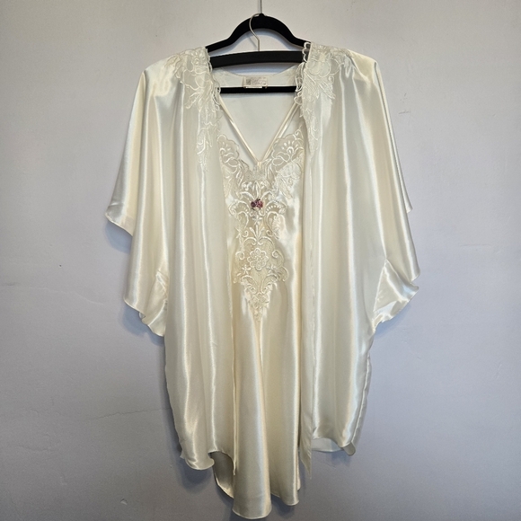 California Dynasty Other - Expressions by California Dynasty beautiful VINTAGE bridal nite gown & robe set